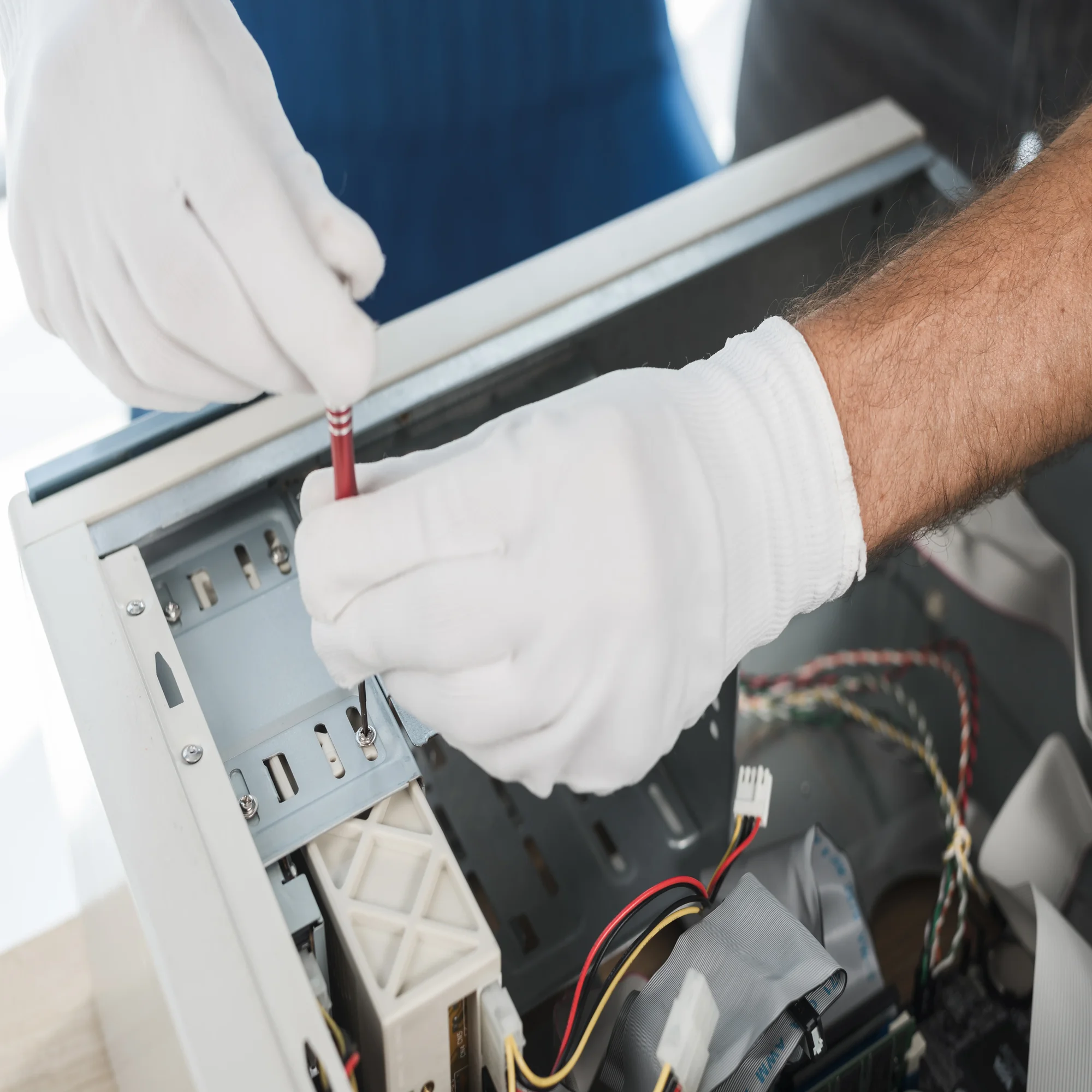 Reparación de congeladores; técnico trabajando en un congelador