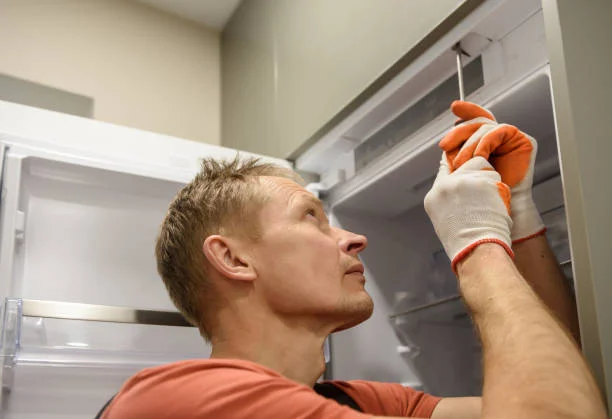 Reparación de congeladores Sub Zero; técnico en medio de un trabajo de reparación