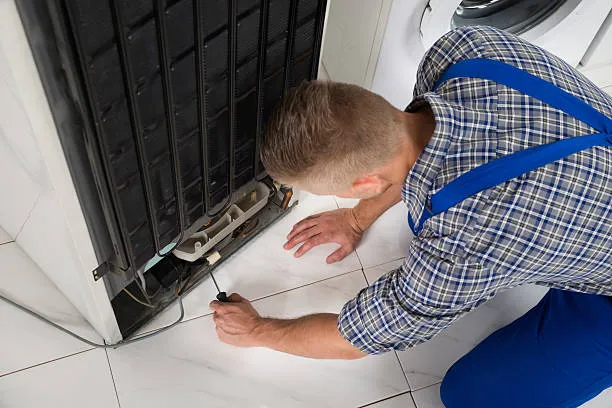 Reparación de refrigeradores Mabe; técnico realizando una reparación de refrigerador