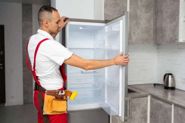 Reparación de refrigeradores Samsung; técnico haciendo una revisión superficial a un electrodoméstico