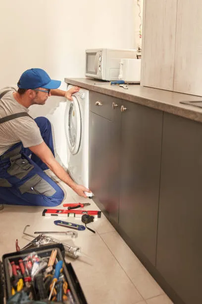 Reparación de secadoras Maytag; técnico realizando un trabajo de reparación