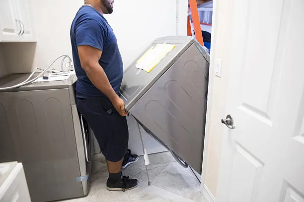 Reparación de secadoras Maytag; especialistas moviendo un electrodoméstico